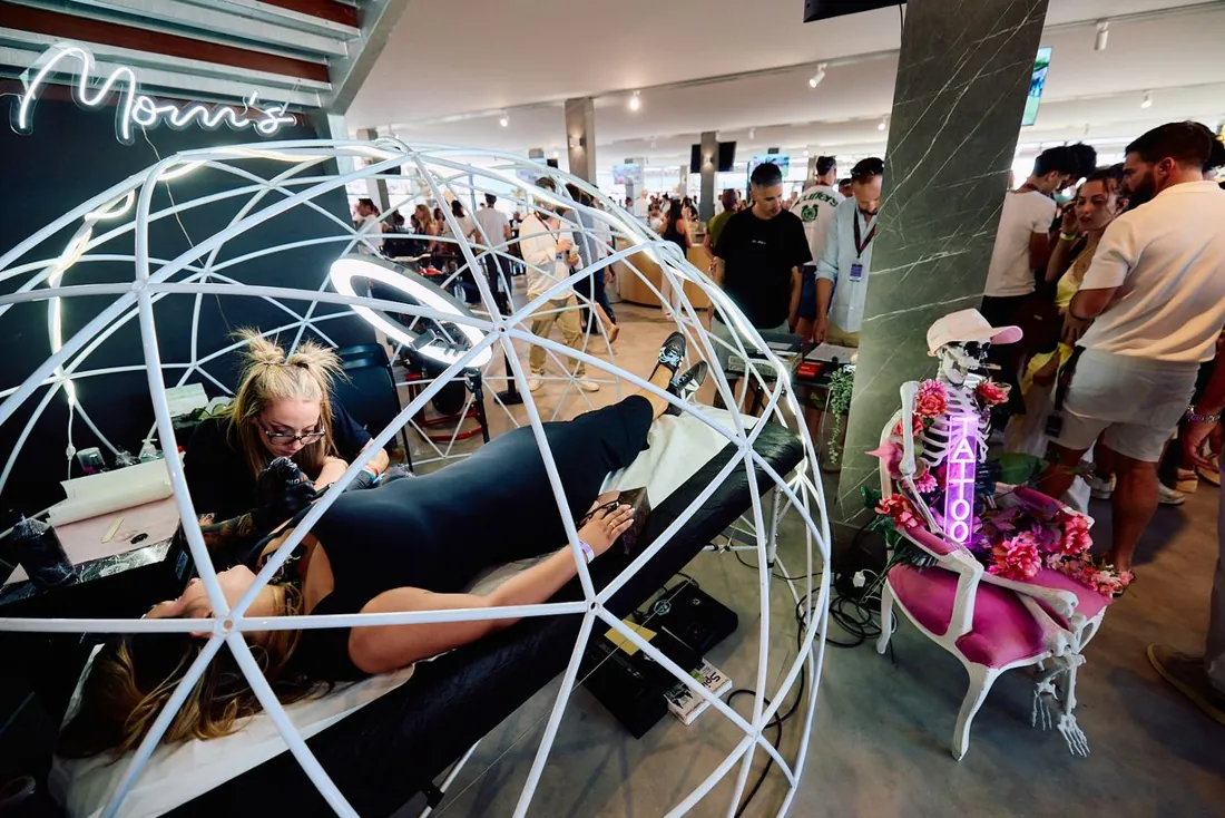 Nuestro stand en un evento: tatuaje bajo la cúpula con el rótulo de neón