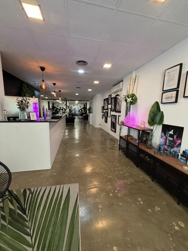 Pasillo del estudio con recepción y expositor