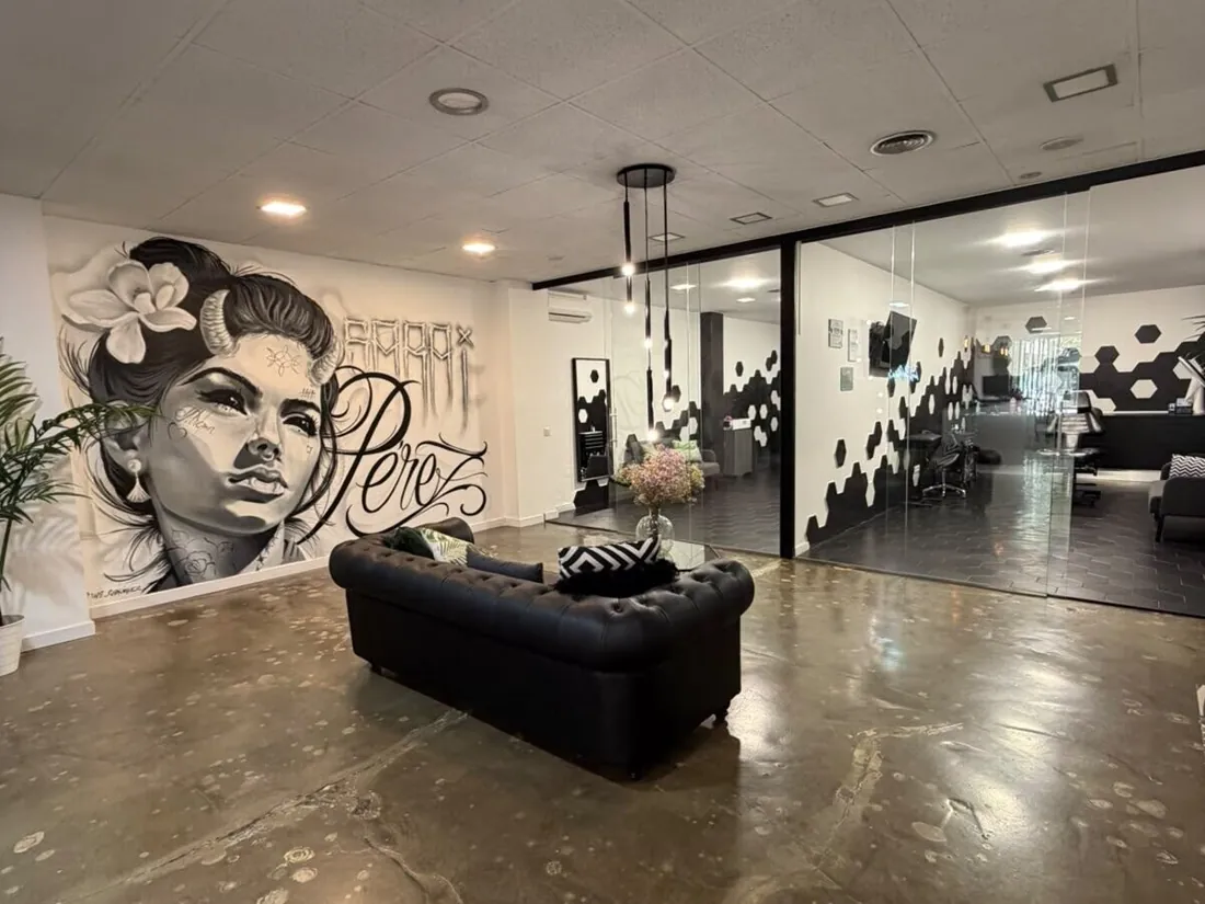 Sala del estudio con mural de graffiti